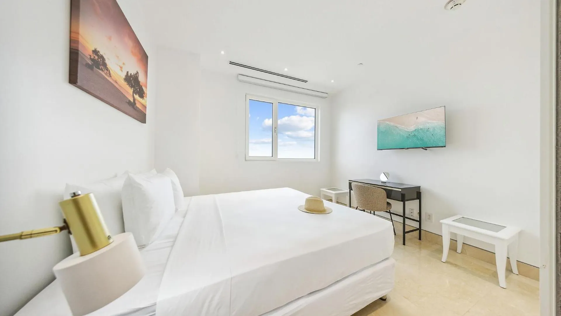 2 Bedroom Oceanview Condo Coral Shell 3E Ораньестад